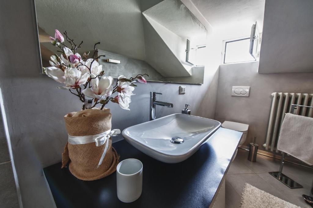 Cute & Cozy Terrace Apartment Бергамо Стая снимка
