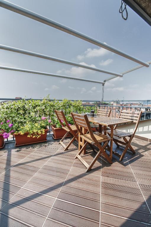 Cute & Cozy Terrace Apartment Бергамо Стая снимка